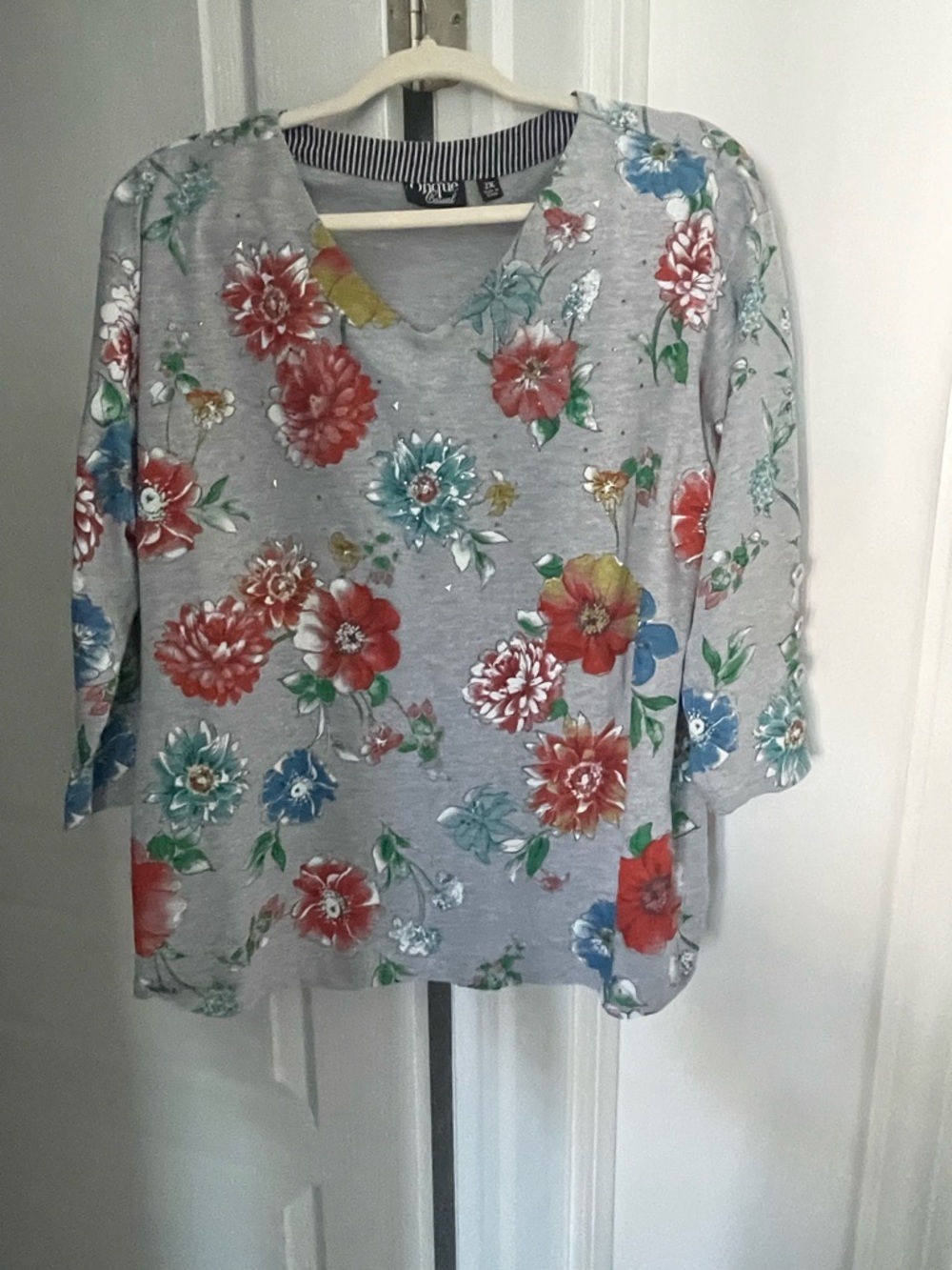 Gray Floral V-Neck Embellished Women’s 2X Top - Picture 1 of 6
